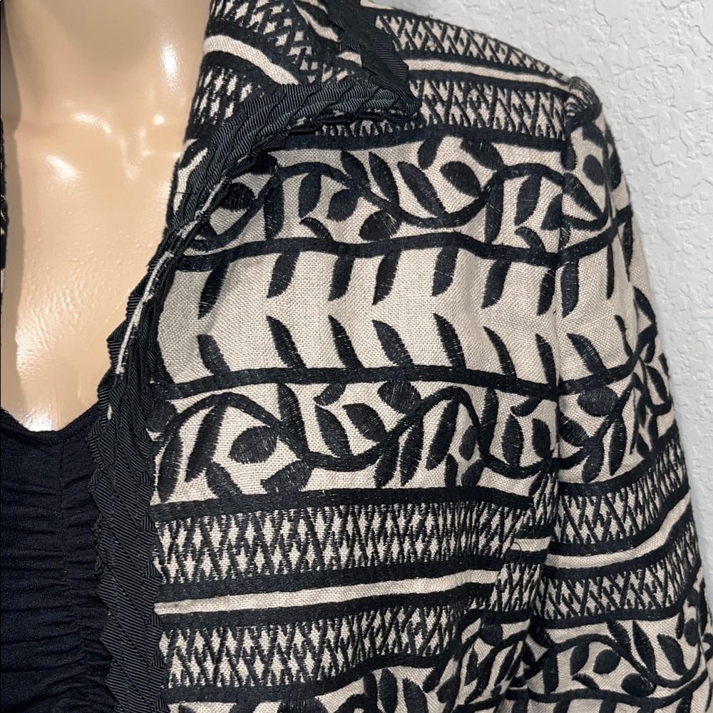 Vintage-Carlisle-Women's Black and Cream Patterned Jacket - Picture 2 of 9